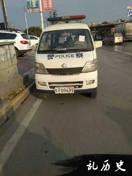 停在路边的警车