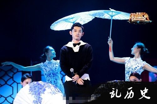 张继科一身英伦范亮相北京跨年 演唱《看月亮爬上来》祝福谢娜