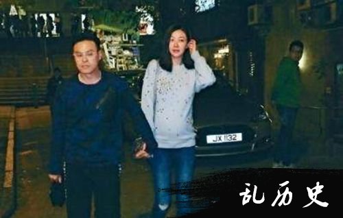 熊黛林挺孕肚吃烧肉 郭可颂贴心搀扶老婆上厕所