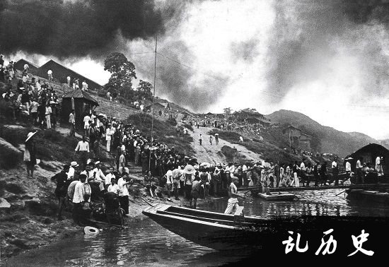 1939年8月22日，重庆市南郊遭日军轰炸，烟雾弥漫中，老百姓抢搭渡船逃生