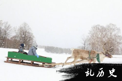 孙俪携家人滑雪庆元旦 邓超惨被儿女砸雪球