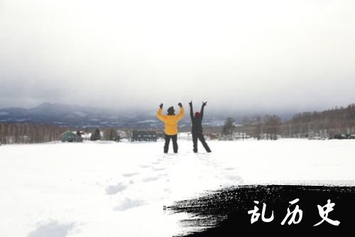 孙俪携家人滑雪庆元旦 邓超惨被儿女砸雪球