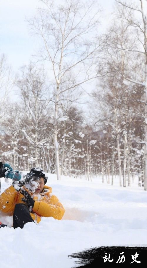 孙俪携家人滑雪庆元旦 邓超惨被儿女砸雪球