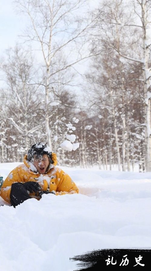 孙俪携家人滑雪庆元旦 邓超惨被儿女砸雪球