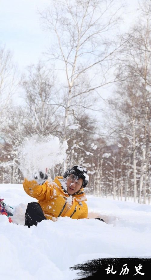 孙俪携家人滑雪庆元旦 邓超惨被儿女砸雪球