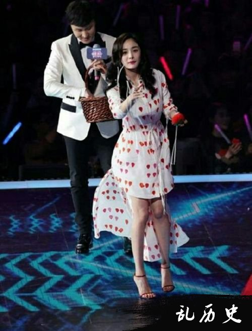 杨幂扔西红柿 少女幂又仙又美