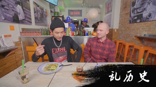 吴亦凡外国录制美食节目 亲手摊煎饼秒变表情包
