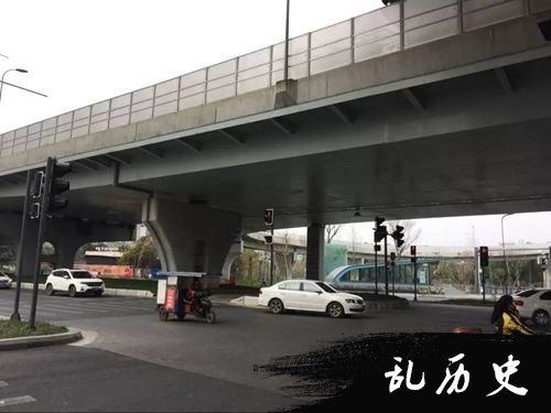 成都路口现37个红绿灯