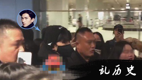 该死的人气！杨洋机场遭迷妹围堵险摔倒