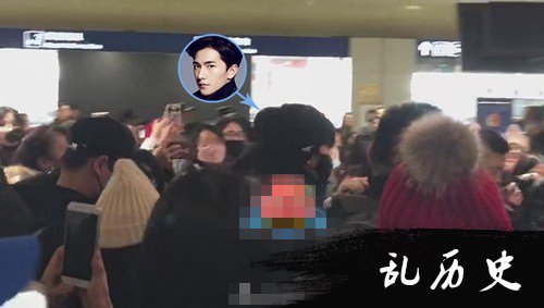 该死的人气！杨洋机场遭迷妹围堵险摔倒