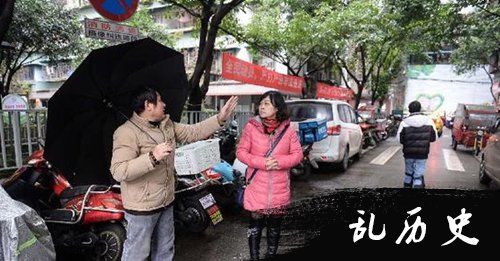 文正光带着何小平到当年七星岗上三八街5号的大院所在地寻找。
