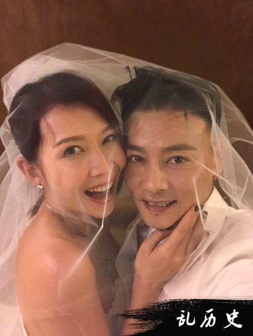 蔡少芬张晋结婚10周年 重穿婚纱礼服一家四口幸福满满