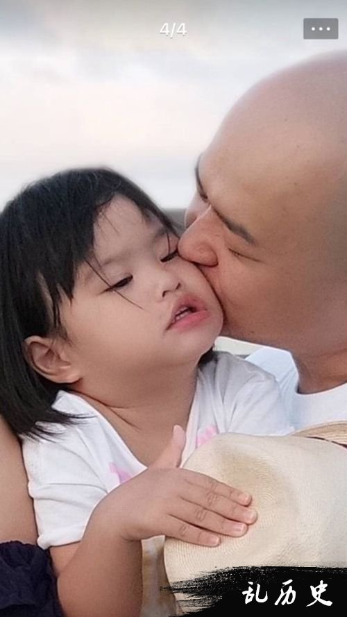 包文婧晒一家三口度假照 饺子被包贝尔强吻一脸绝望