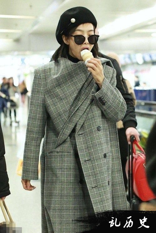 宋茜机场吃冰激凌 小吃货的表情高亮