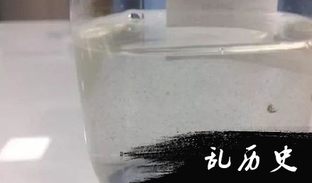 熊孩子往输液瓶里打脏水