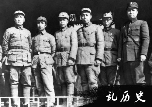 1939年，周恩来（右三）在皖南泾县新四军军部和新四军领导人叶挺（右一）等同志合影。新华社发