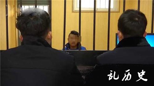 民警对嫌疑人进行拷问