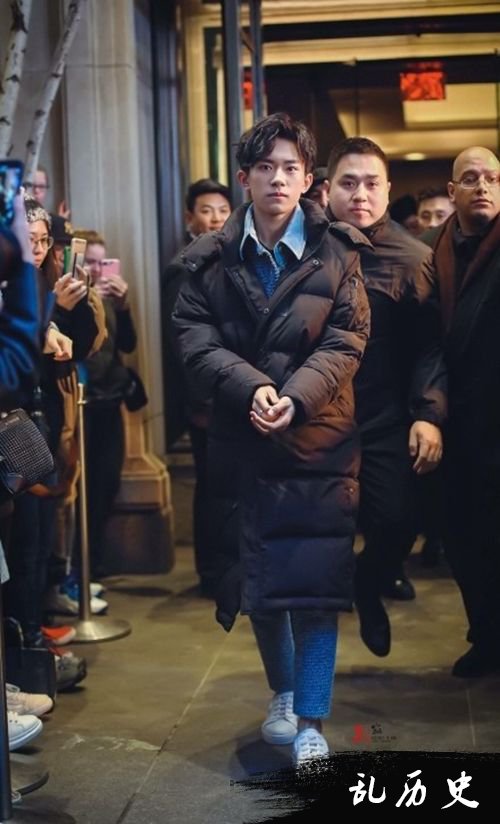 易烊千玺装深沉秒破功 易烊千玺纽约街头照