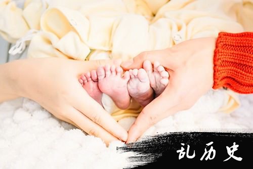 张杰晒双胞胎脚丫照 谢娜转发让杰爸关照三姐妹