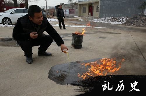 井水倒到院外空地上，点火会燃烧。