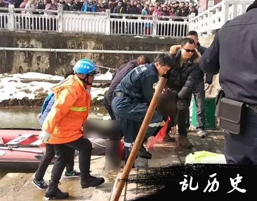 女子被打捞起来 不幸的是已身亡