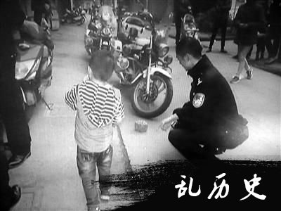 民警在勘查现场