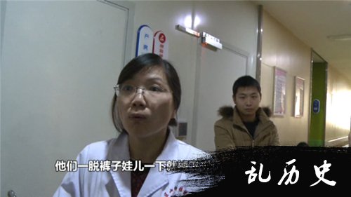 医生接受记者的采访