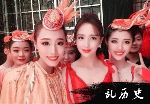 佟丽娅春晚后台照曝光 佟丽娅无修图优雅大气