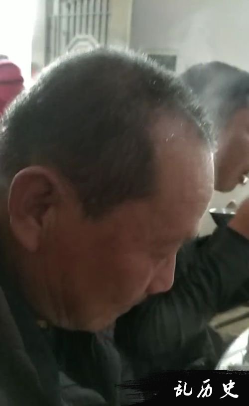 陈爱荣满头大汗