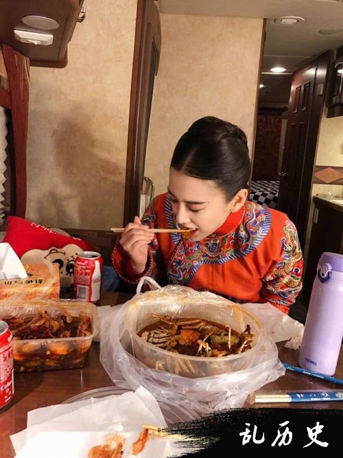 杨子晒黄圣依吃香辣蟹 辣到眯眯眼吃相销魂