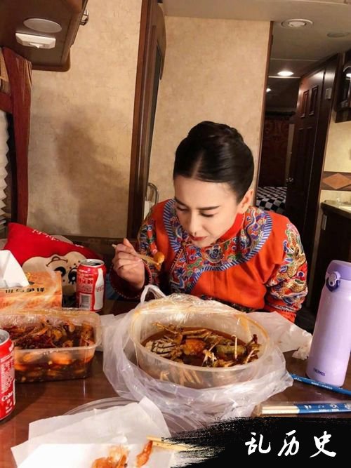 杨子晒黄圣依吃香辣蟹 辣到眯眯眼吃相销魂