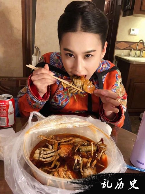 杨子晒黄圣依吃香辣蟹 辣到眯眯眼吃相销魂
