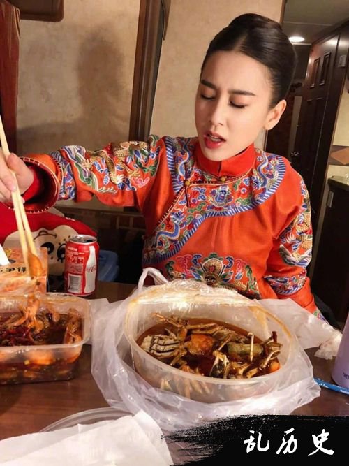 杨子晒黄圣依吃香辣蟹 辣到眯眯眼吃相销魂