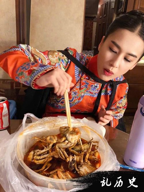 杨子晒黄圣依吃香辣蟹 辣到眯眯眼吃相销魂