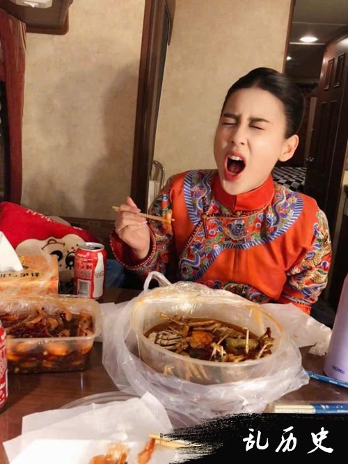 杨子晒黄圣依吃香辣蟹 辣到眯眯眼吃相销魂
