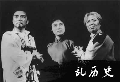 现代京剧《红灯记》等被树为革命样板戏（历史上的今天。中國）