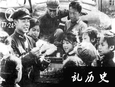 毛泽东题词“向雷锋同志学习”（TodayOnHistory.com）