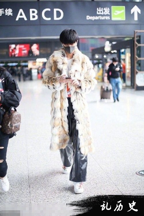 孟子坤穿贵妇皮草现身机场 脱衣撩妹气场足