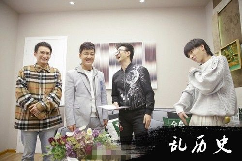 《歌手2018》汪峰宠溺华晨宇 吃货专属房间堆满零食