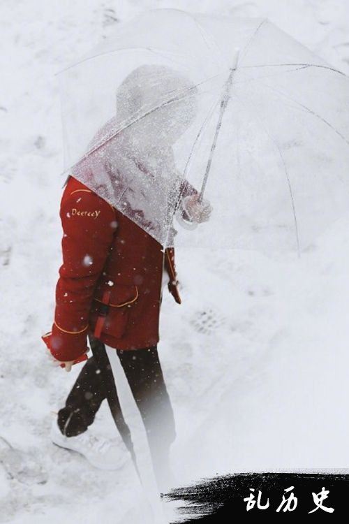 鹿晗穿红衣在雪地撑伞 粉丝直呼“雪国王子”