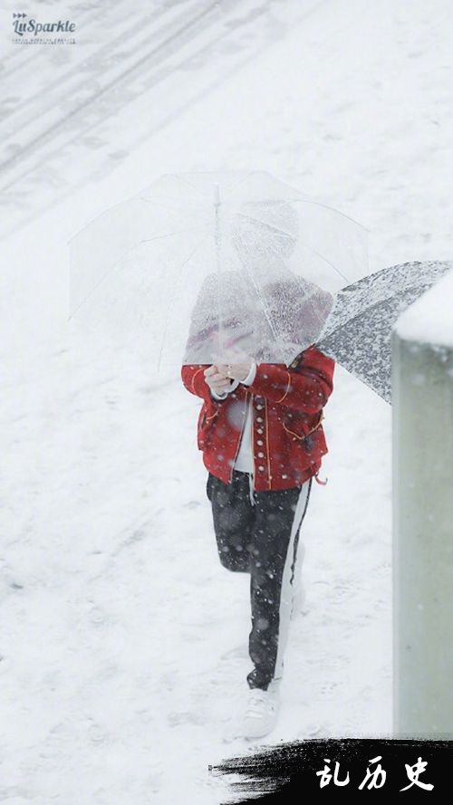 鹿晗穿红衣在雪地撑伞 粉丝直呼“雪国王子”