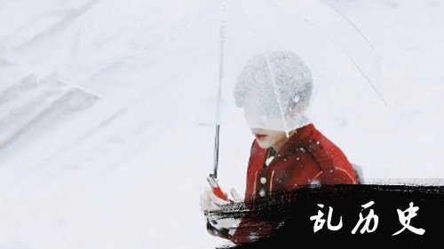 鹿晗穿红衣在雪地撑伞 粉丝直呼“雪国王子”