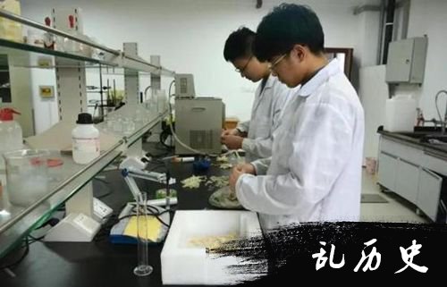 男生亲手制作指甲油