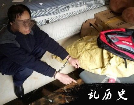 肖警官趁机用手铐将其铐住