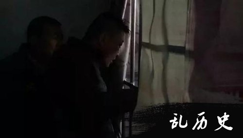 记者隔着铁栅栏采访老太
