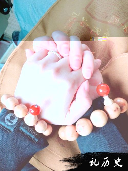 安以轩结婚一周年秀恩爱 穿戴情侣款十指相扣