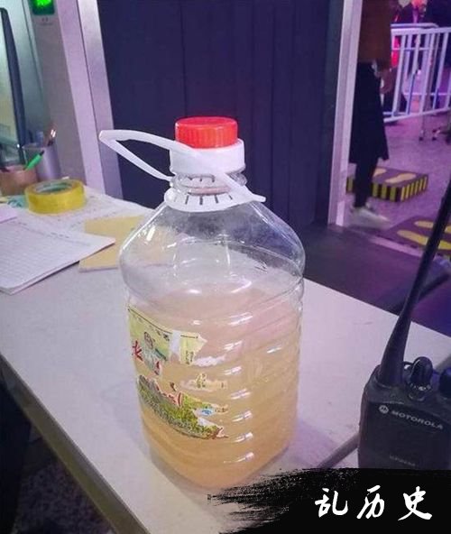 5斤的散装米酒剩下半桶。苏州北站派出所供图