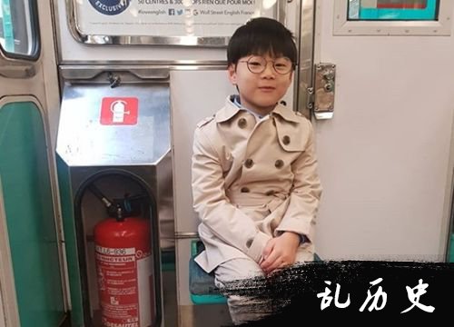 宋家三胞胎近照曝光 大韩民国万岁变风衣少年