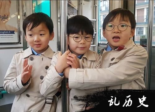宋家三胞胎近照曝光 大韩民国万岁变风衣少年