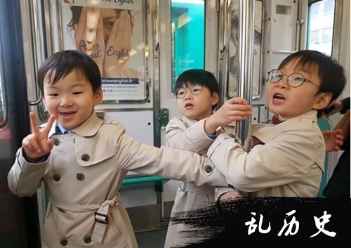 宋家三胞胎近照曝光 大韩民国万岁变风衣少年